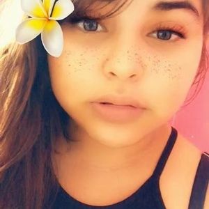 Meet your Posher, Mona